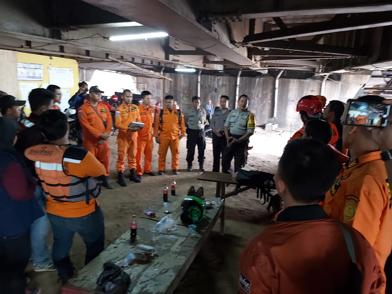 Tim SAR Gabungan saat bersiap-siap untuk mencari Firman, 14, yang menjadi korban tenggelam di Kali Cisadane.