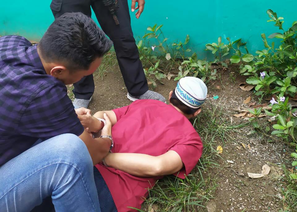 Polisi menangkap tersangka Salman Alfarizi, 41, pelaku pembacokan terhadap kakaknya.