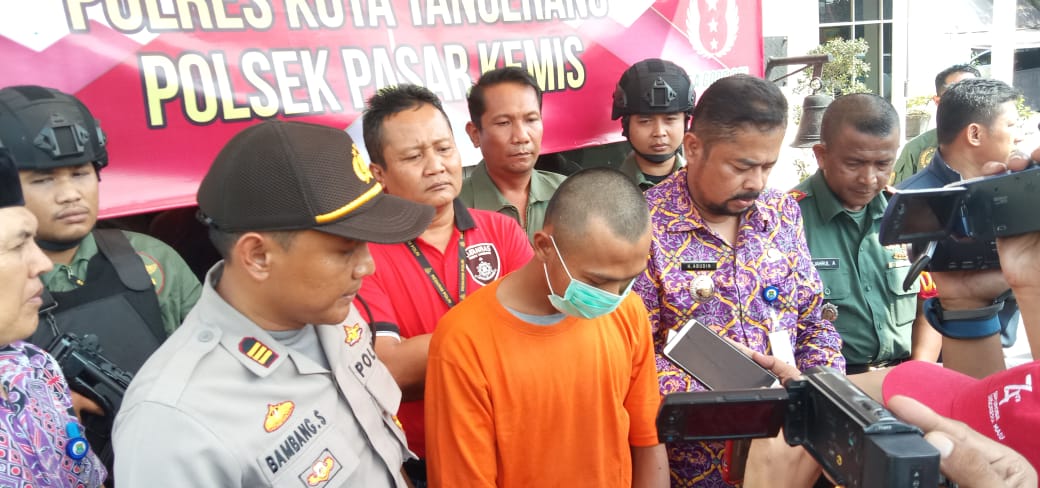 Pelajar yang tawuran mengenakan pakaian tahanan Polisi.