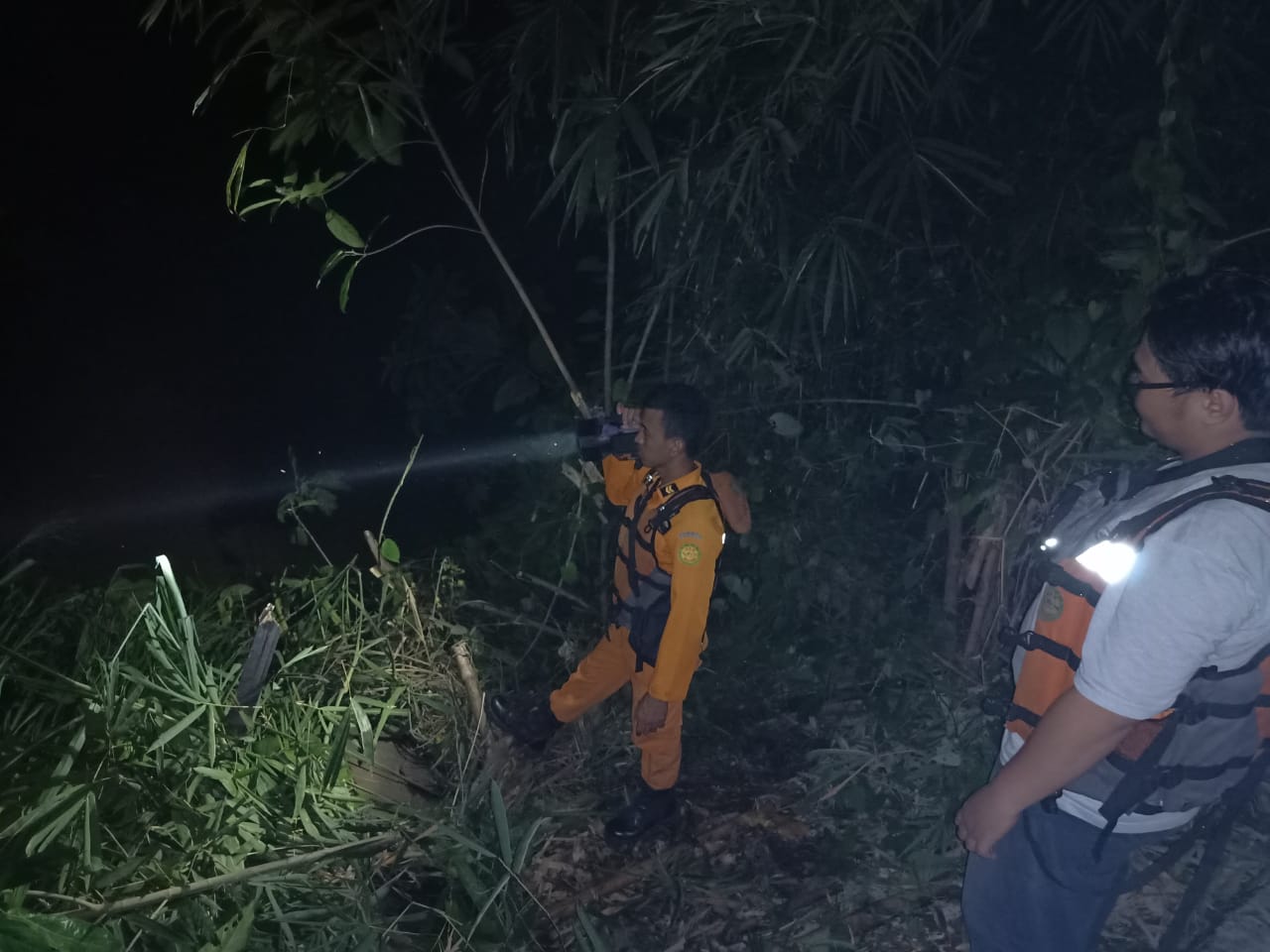 Tim SAR gabungan mencari Alif, 12 tahun, yang hanyut tenggelam di Kali Angke.