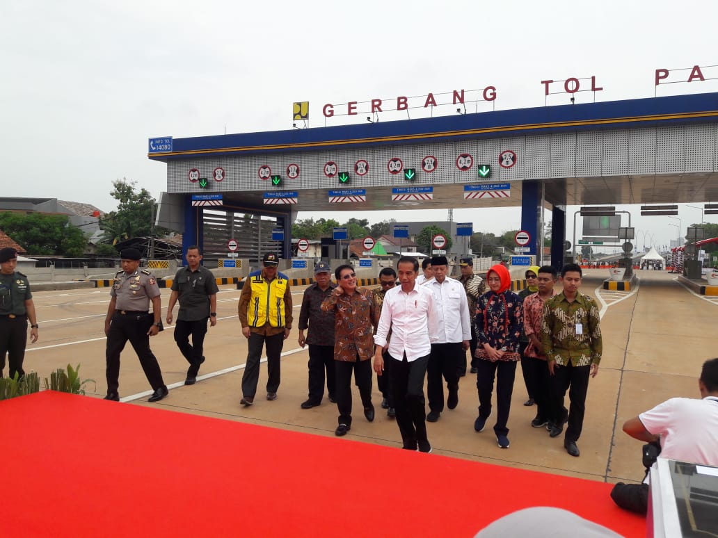 Presiden Joko Widodo bersama rombongannya saat meresmikan Tol Parigi, Pondok Aren, Tangerang Selatan, Jumat (6/12/2019),