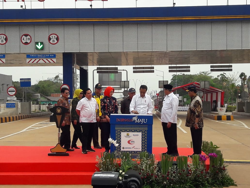 Presiden Joko Widodo bersama rombongannya saat meresmikan Tol Parigi, Pondok Aren, Tangerang Selatan, Jumat (6/12/2019),