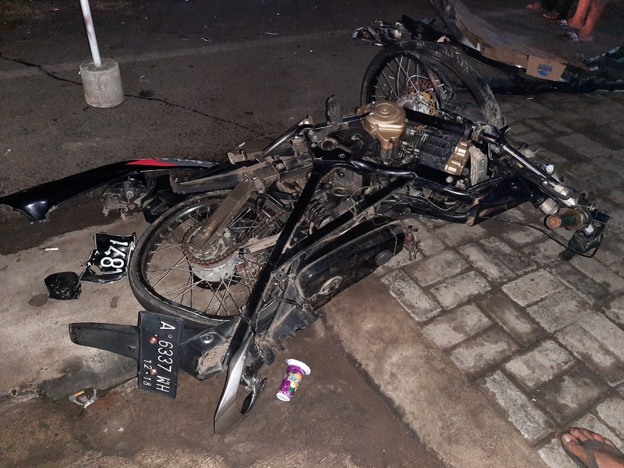 Tampak rusak berat motor yang di kemudikan Rizki akibat mengalami kecelakaan di Cilegon.