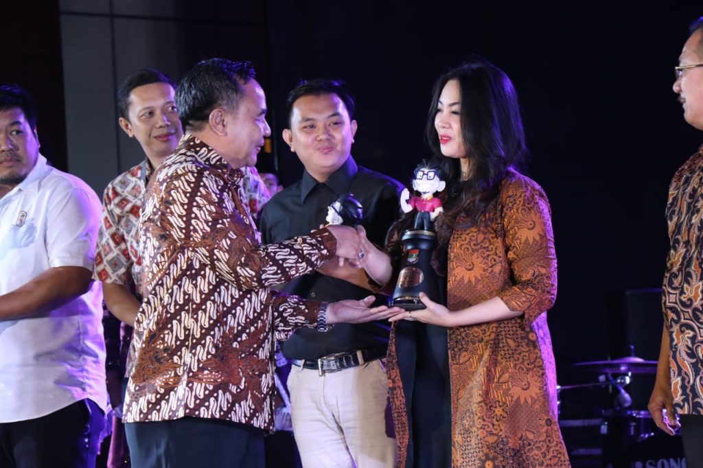 Kepala Bapenda Kabupaten Tangerang H. Soma Atma menyerahkan penghargaan kepada wajib pajak dalam Pak Jaka Award, Jumat (29/10/2019).