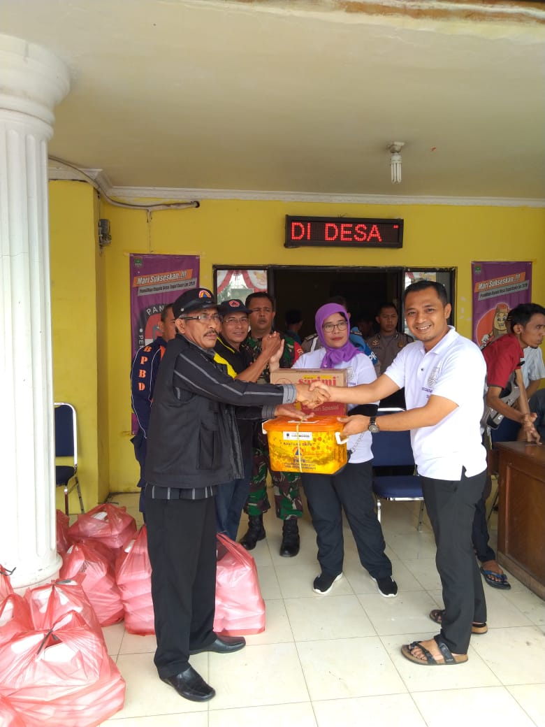 Badan Penangulangan Bencana Daerah (BPBD) Kabupaten Tangerang memberikan bantuan kepada masyarakat terkena dampak angin puting beliung.