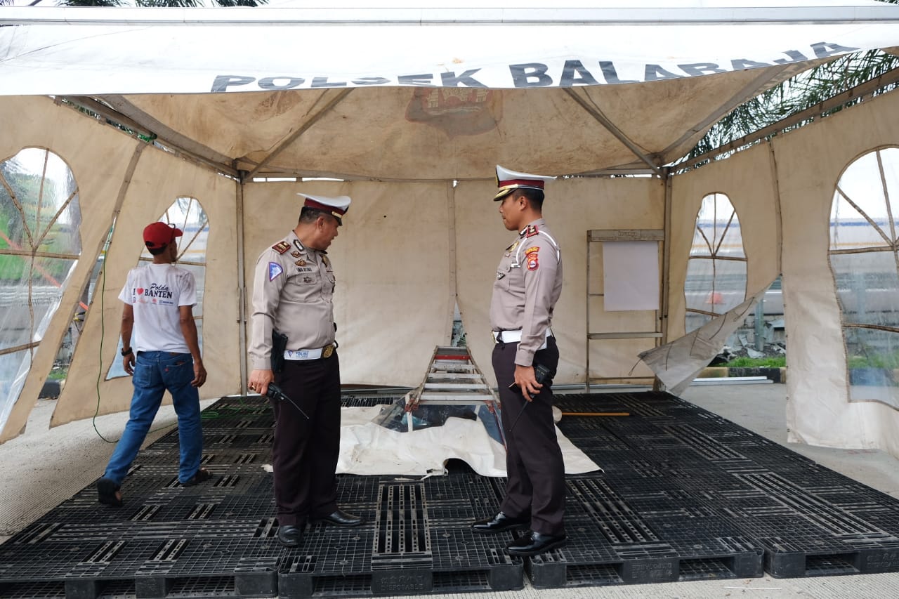 Kasat Lantas Polresta Tangerang Kompol I Ketut Widiarta bersama anggotanya saat meninjau tempat posko di jalur perbatasan di Kawasan Bitung, Kecamatan Curug, Kabupaten Tangerang, Senin (16/12/2019) sore.