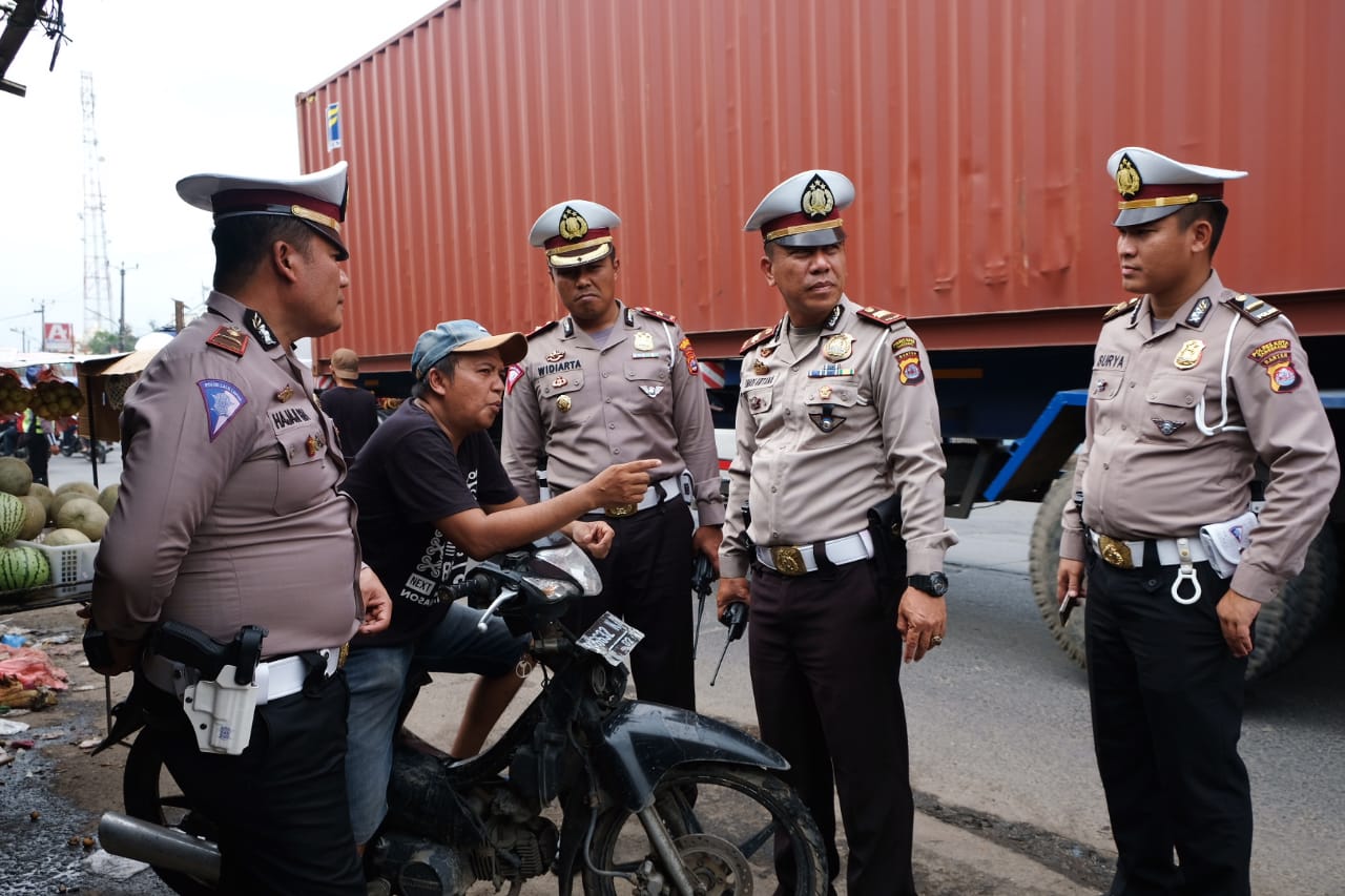 Kasat Lantas Polresta Tangerang Kompol I Ketut Widiarta bersama anggotanya saat meninjau tempat posko di jalur perbatasan di Kawasan Bitung, Kecamatan Curug, Kabupaten Tangerang, Senin (16/12/2019) sore.