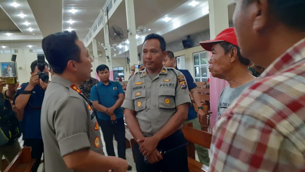 Kapolresta Tangerang AKBP Ade Ary Indradi saat berkomunikasi dengan warga di Gereja Santa Odelia, Citra Raya, Kecamatan Panongan, Kabupaten Tangerang, Selasa (17/12/2019).