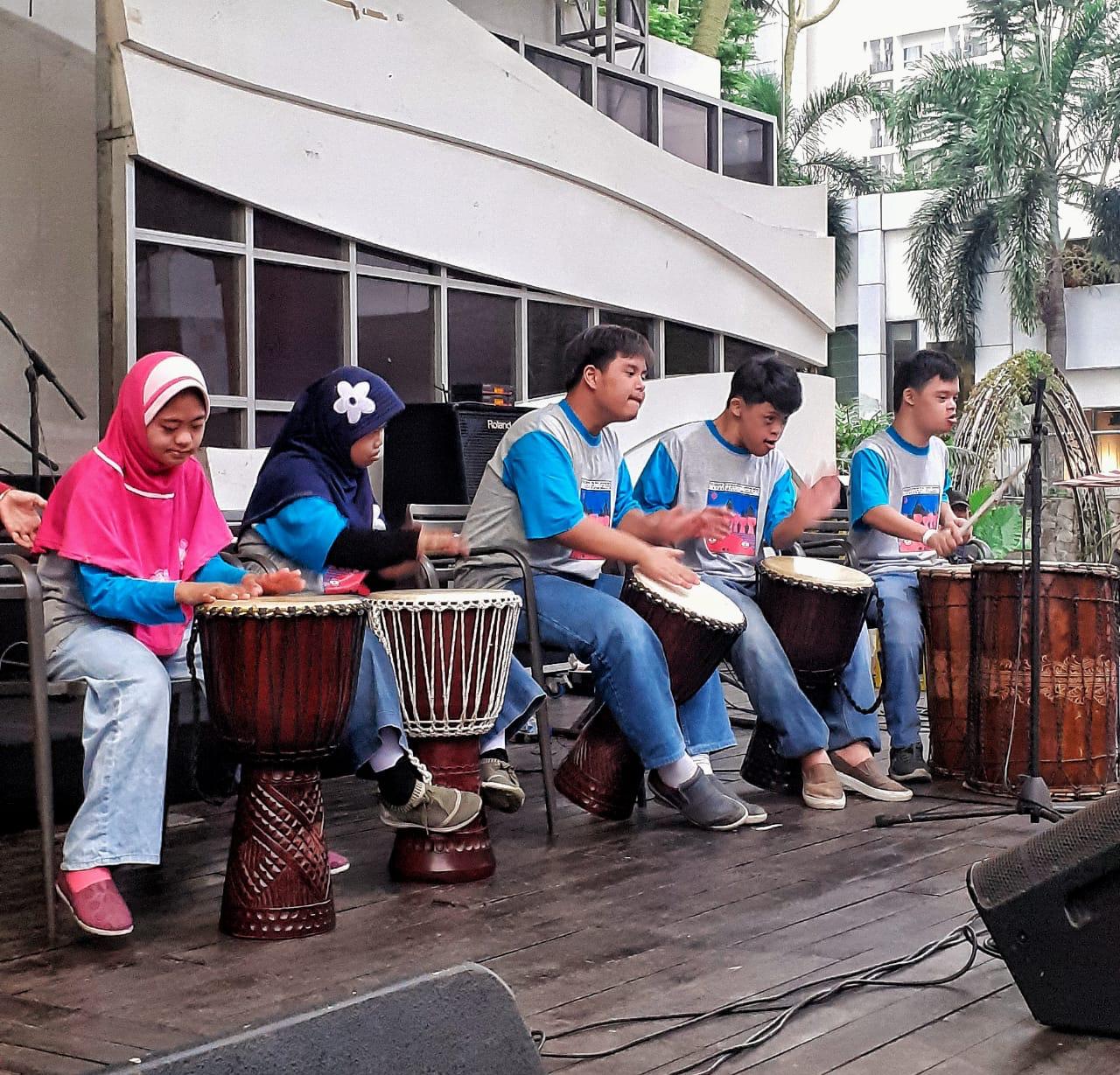 Komunitas Peduli Down Syndrome & Disabilitas berfoto bersama di SQP, Jalan Scientia Boulevard, Kabupaten Tangerang.