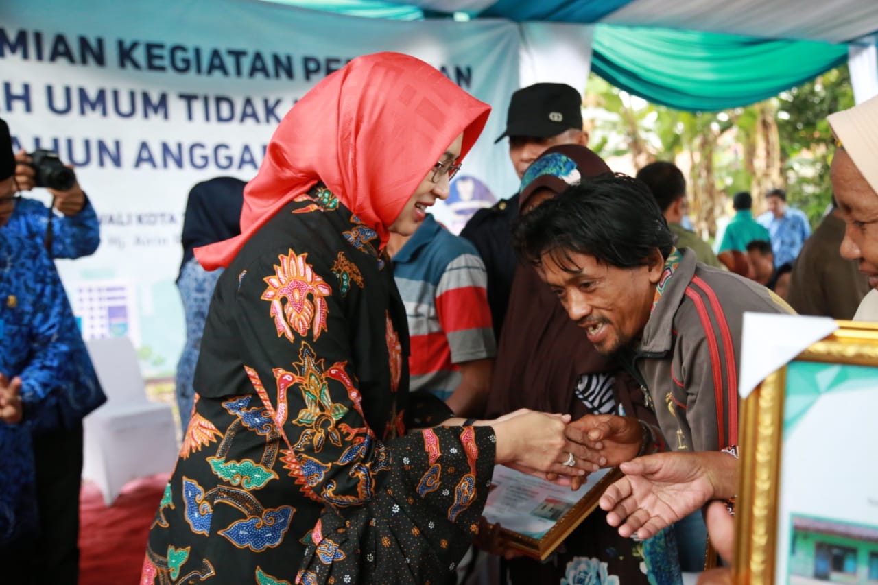 Kegiatan bedah rumah di wilayah Kecamatan Setu.