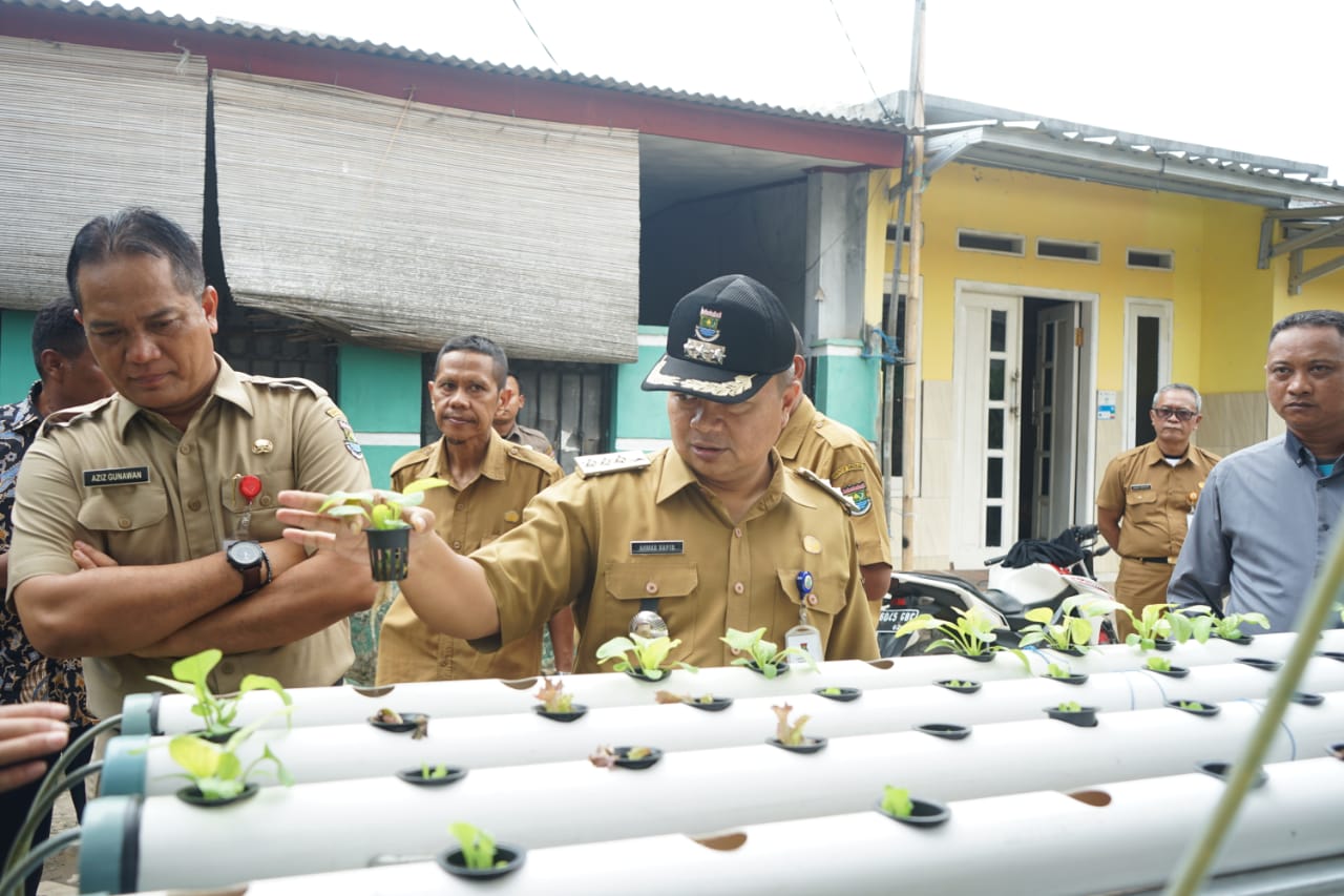 Kepala Dinas Pertanian dan Ketahanan Pangan Kabupaten Tangerang Azis Gunawan didampingi Camat Cisoka Ahmad Hapid saat menyerahkan 150 bibit sayur mayur kepada warga.