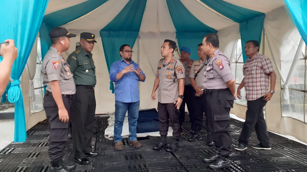 Kapolresta Tangerang AKBP Ade Ary Indradi saat berkomunikasi dengan warga di Gereja Santa Odelia, Citra Raya, Kecamatan Panongan, Kabupaten Tangerang, Selasa (17/12/2019).