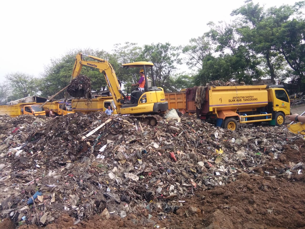 Sampah di Bantaran Sungai Cisadane, Kecamatan Teluk Naga, Kabupaten Tangerang di bersihkan menggunakan alat berat beko dari Dinas Lingkungan Hidup dan Kebersihan (DLHK).