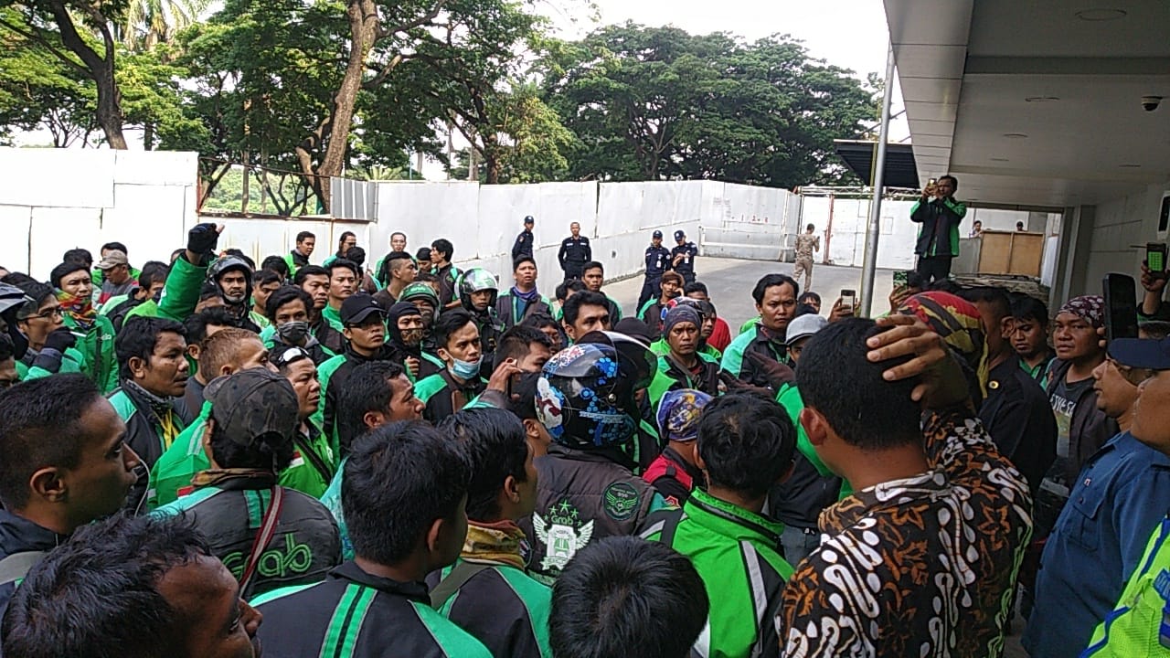 Suasana para ojek online yang bersitegang dengan petugas keamanan ( security) di Supermall Karawaci, Kamis (19/12/2019).