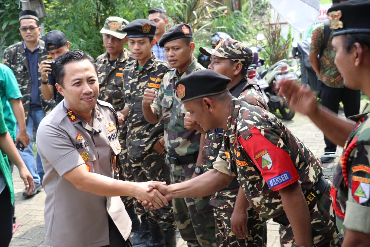 Kapolresta Tangerang AKBP Ade Ary Indardi didampingi pemuda Ansor saat di wawancarai awak media.