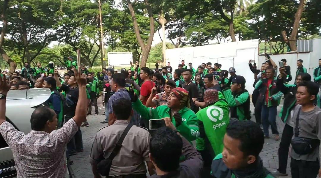 Suasana kerumunan driver ojek online (ojol) di depan Pos Polisi Sub Sektor Lippo Karawaci, Kamis (19/12/2019).