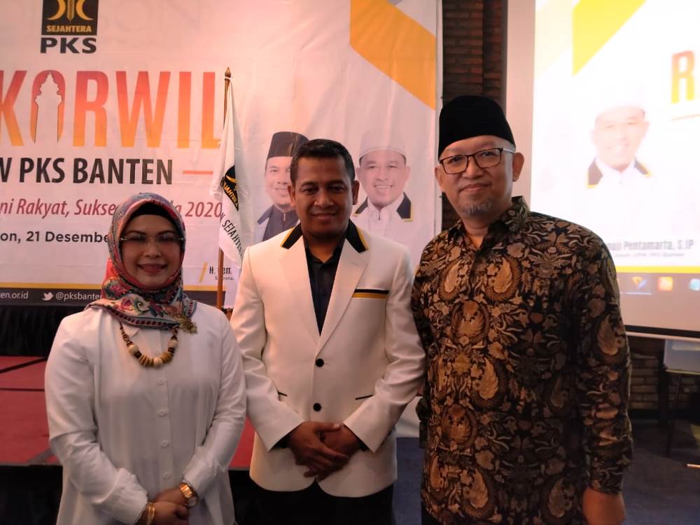 Siti Nur Azizah bersama Tate Qomarudin, pengurus DPP PKS, Ketua Bidang Wilayah Dakwah Banten-Jabar saat di kegiatan Rapat Koordinasi Wilayah (Rakorwil) DPW PKS Banten.