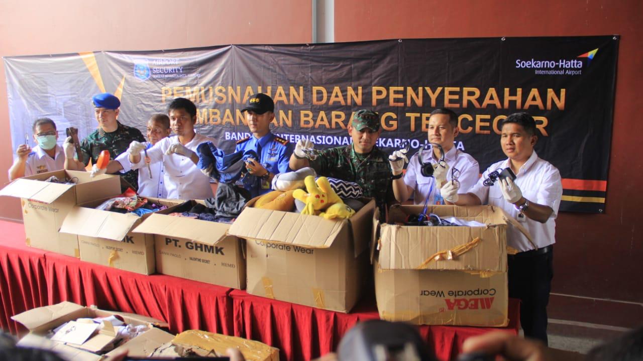 Bandara Internasional Soekarno-Hatta (Soetta) memusnahkan ribuan item barang tercecer (barcer) yang tidak diambil kembali oleh pemiliknya.