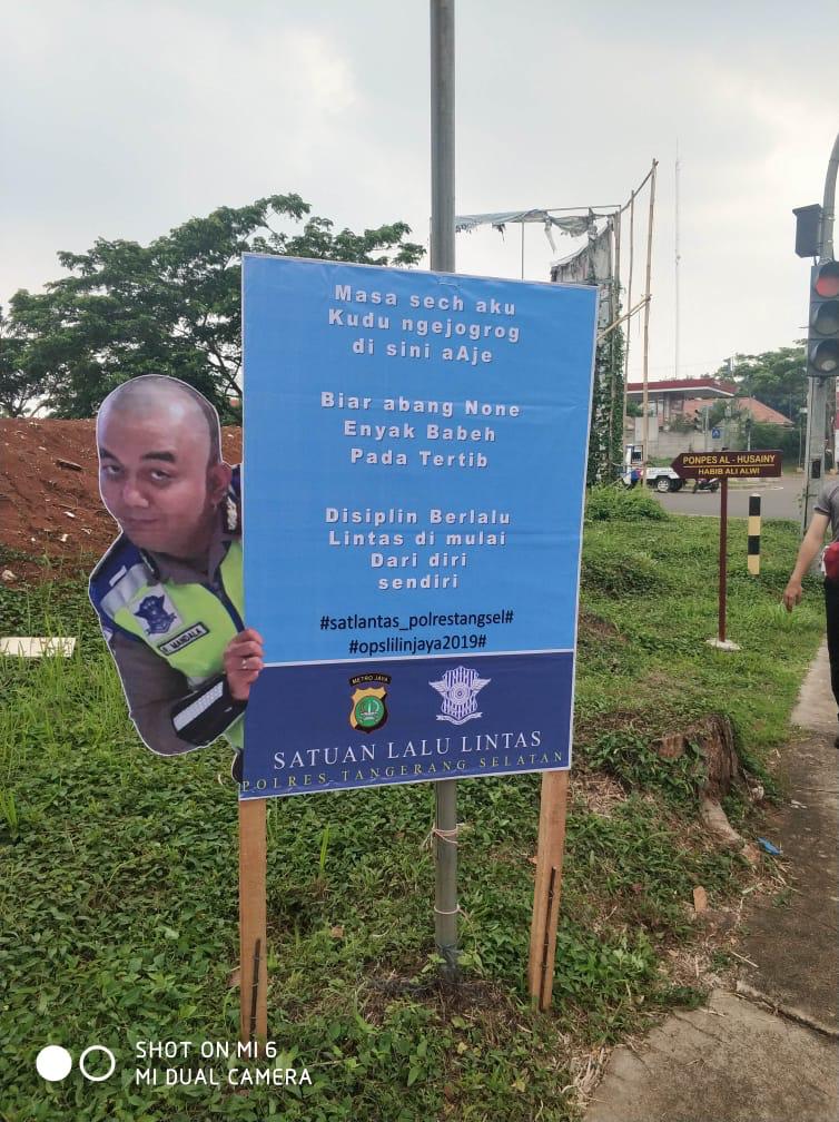 Polisi memasang papan imbauan kalimat lucu untuk menertibkan para pengendara di jalan raya Tangsel.