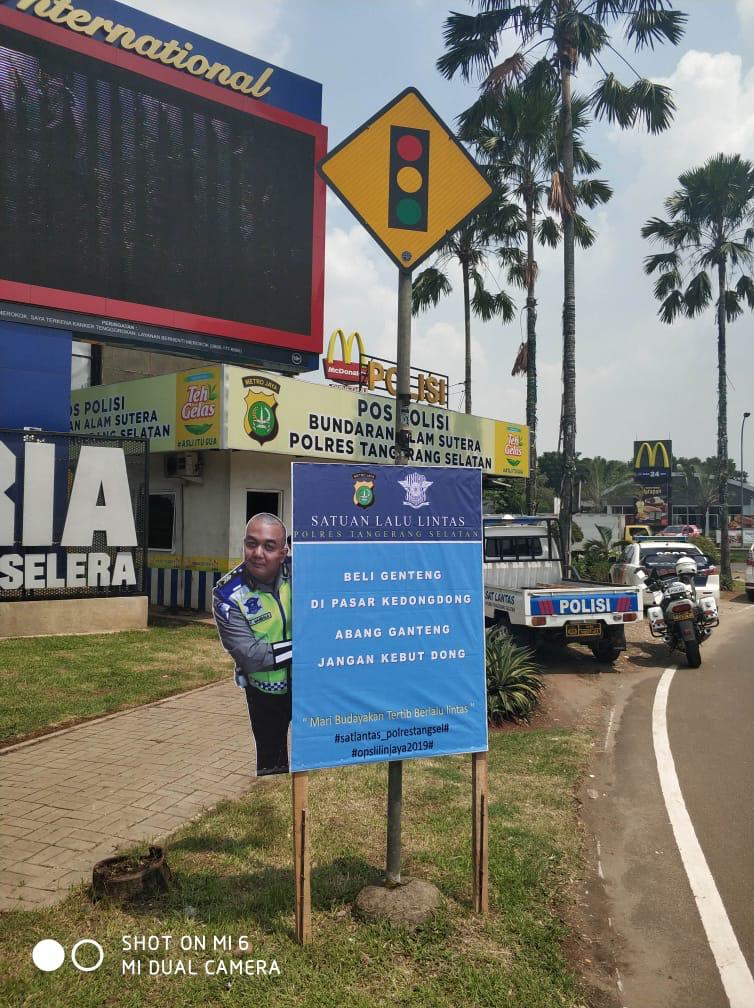 Polisi memasang papan imbauan kalimat lucu untuk menertibkan para pengendara di jalan raya Tangsel.