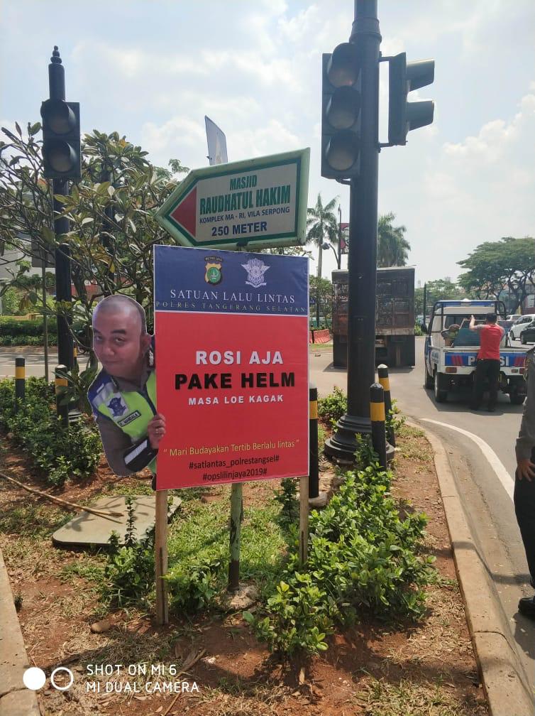 Polisi memasang papan imbauan kalimat lucu untuk menertibkan para pengendara di jalan raya Tangsel.