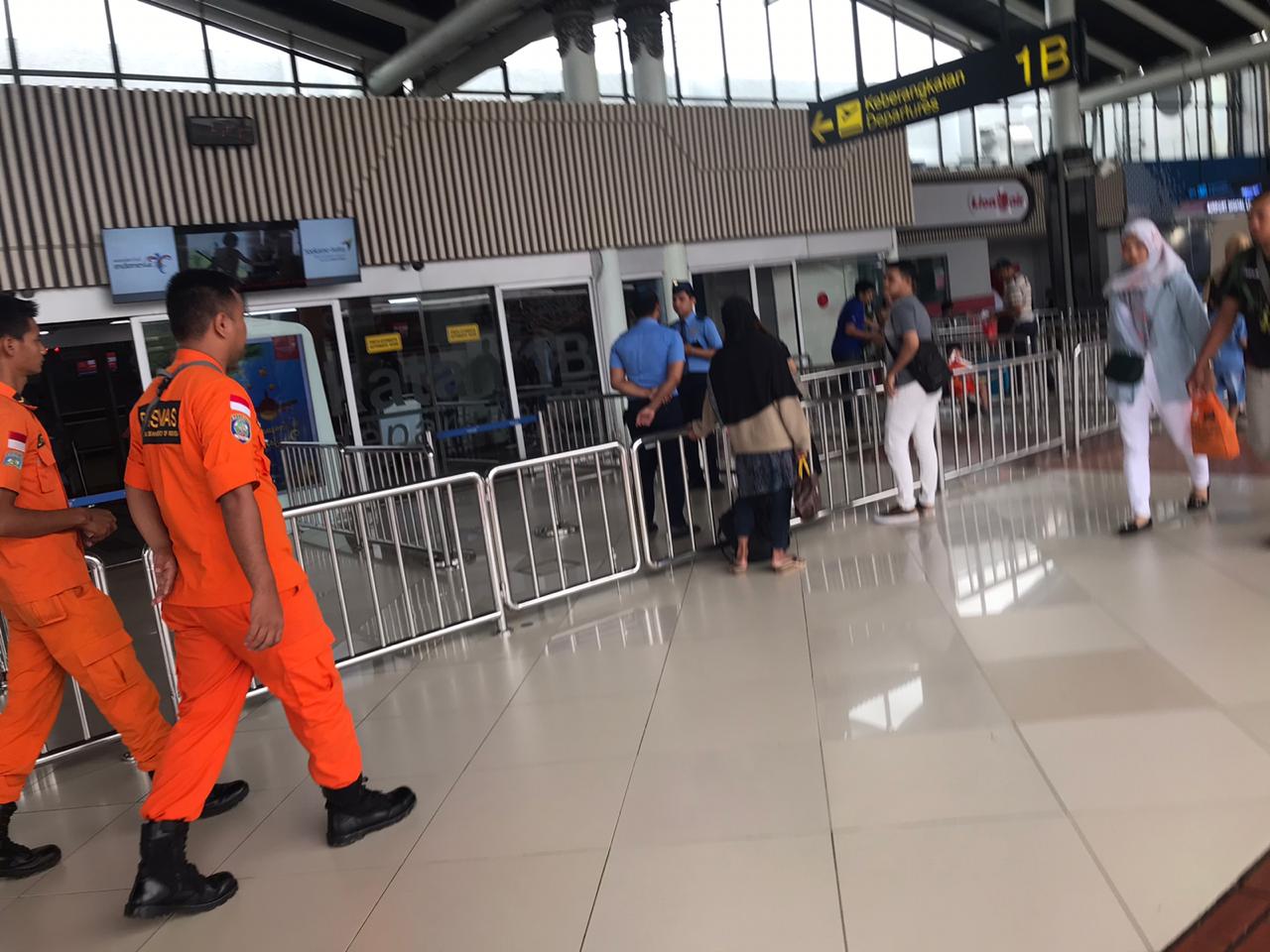 Tampak Personil Basarnas (pakaian oranye) saat patroli di area Bandara Soekarno-Hatta.