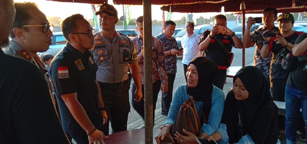 Anggota Komisi 3 DPR RI Rano Alfath bersama Kapolresta Tangerang Kombes Pol Ade Ary Syam Indradi saat meninjau pos pengamanan jelang perayaan tahun baru 2020 di wilayah hukum Polresta Tangerang, Senin (30/12/2019).