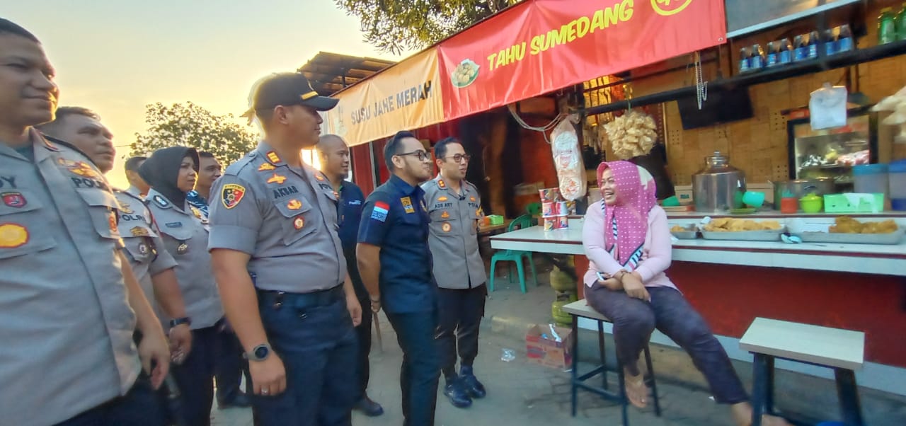 Anggota Komisi 3 DPR RI Rano Alfath bersama Kapolresta Tangerang Kombes Pol Ade Ary Syam Indradi saat meninjau pos pengamanan jelang perayaan tahun baru 2020 di wilayah hukum Polresta Tangerang, Senin (30/12/2019).