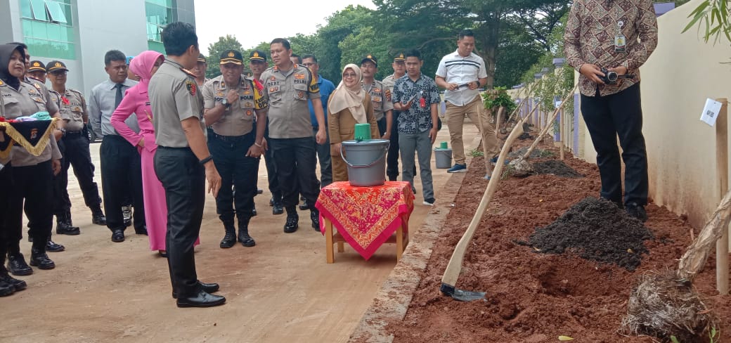 Suasana kegiatan menanam pohon di gedung Polresta Tangerang, Selasa (31/12/2019).