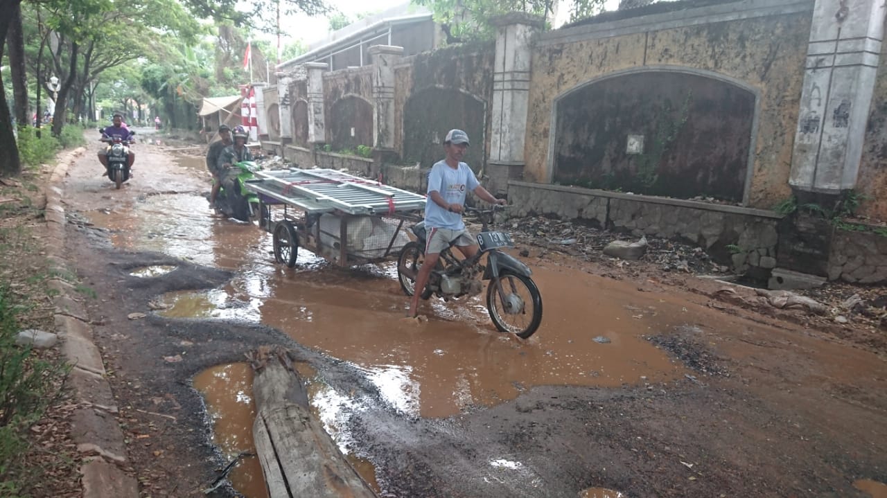 Tampak jalan rusak di Perumahan Taman Royal, Cipondoh, Kota Tangerang.