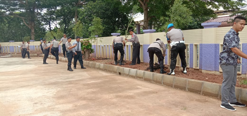 Suasana kegiatan menanam pohon di gedung Polresta Tangerang, Selasa (31/12/2019).