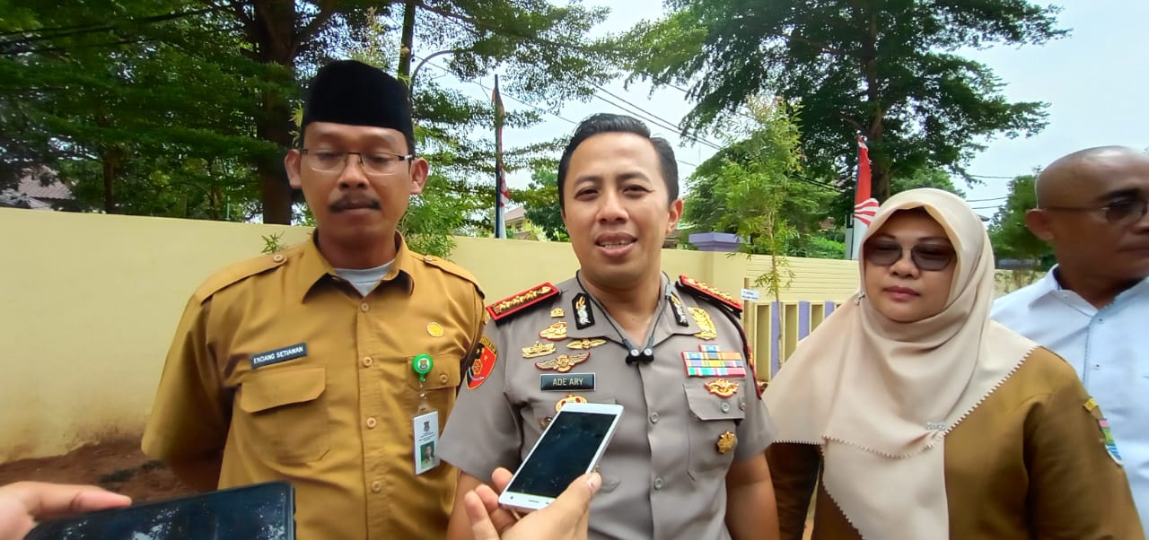 Kapolresta Tangerang Kombes Pol Ade Ary Syam Indradi usai menanam pohon di gedung Polresta Tangerang, Selasa (31/12/2019).