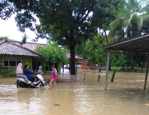 Genangan air sungai Cisadane sampai ke pemukiman Desa Tanjung Burung, Kecamatan Teluknaga, Kabupaten Tangerang.	