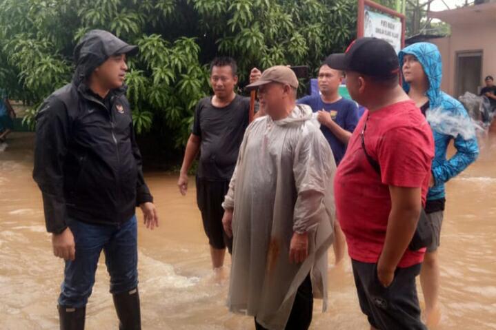 Bupati Tangerang Ahmed Zaki Iskandar saat meninjau kondisi banjir di kawasan perumahan Islamic Village dan RS Qadr.