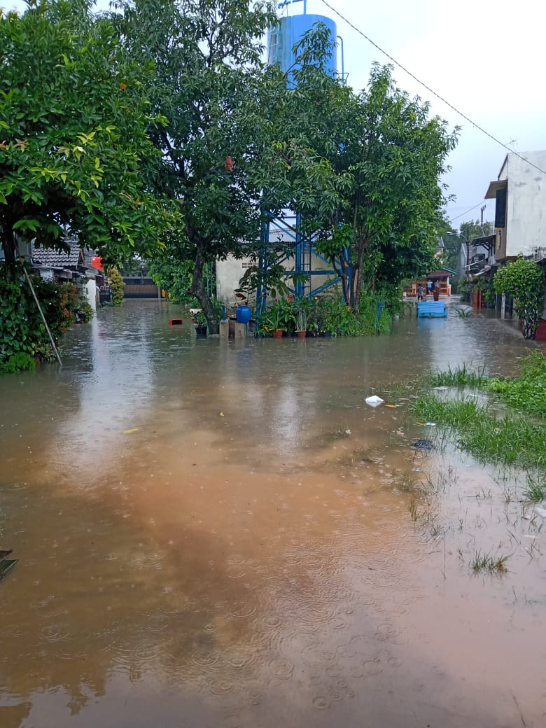Tampak rumah warga digenangi air akibat dilanda banjir di Jalan Pinus XIII, Pamulang Barat, Pamulang, Tangsel.