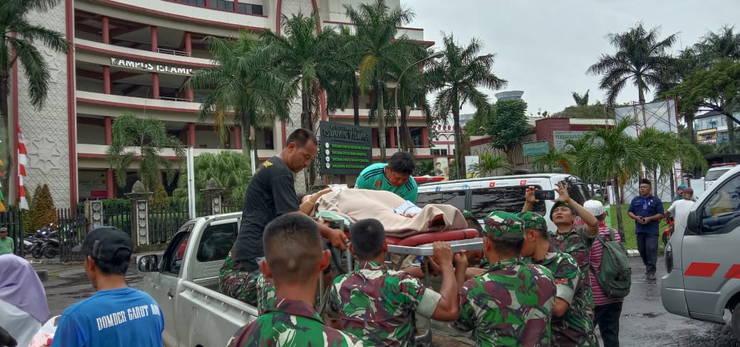 Bupati Tangerang Ahmed Zaki Iskandar saat meninjau kondisi banjir di kawasan perumahan Islamic Village dan RS Qadr.