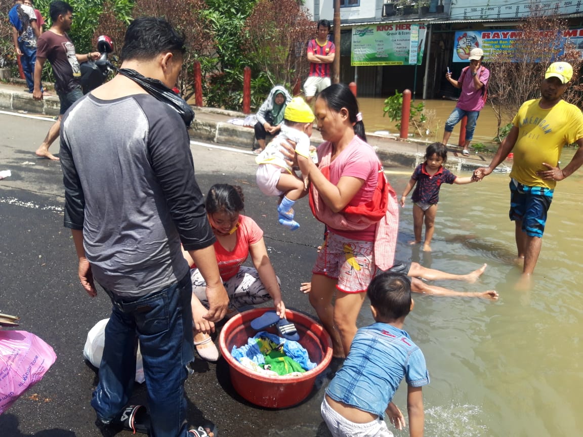 Banjir di kompleks Pondok Bahar, Kecamatan Karang Tengah, Kota Tangerang.