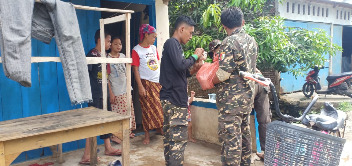 Banser Kabupaten Tangerang menyalurkan bantuan kepada korban banjir di Desa Kohod, Pakuhaji.