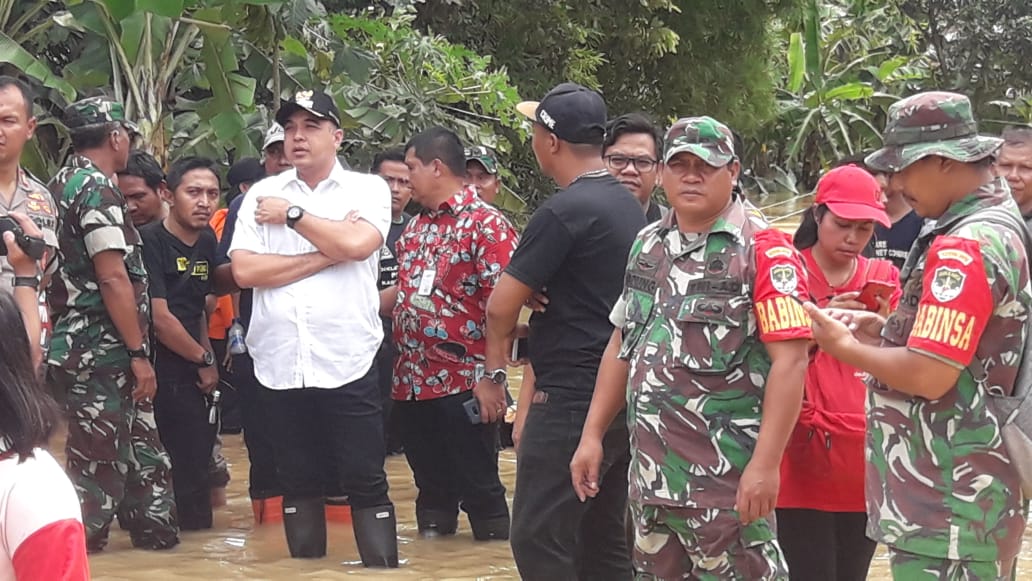 Bupati Tangerang Ahmed Zaki Iskandar saat meninjau langsung lokasi banjir di wilayah Cisoka.