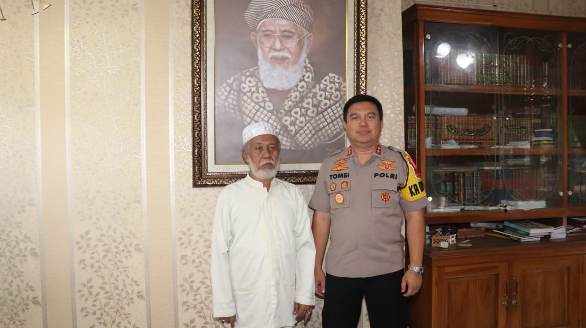 Kapolda Banten Irjen Pol Tomsi Tohir bersama Ulama Banten Abuya Muhtadi Dimyathi.