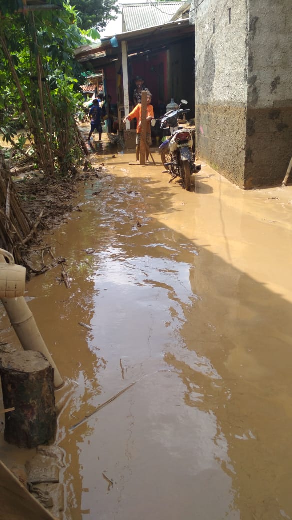 Pasca banjir, lumpur menggenangi pemukiman dan rumah warga di Kampung Parung RT 17/04, Desa Cikasungka, Kecamatan Solear.