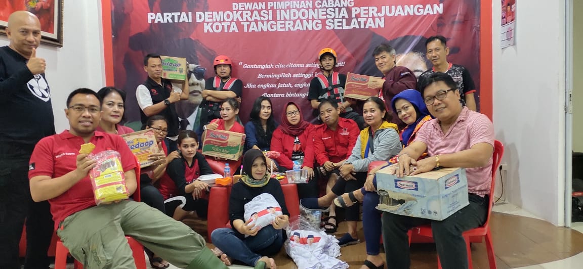Pengurus PDI Perjuangan Kota Tangerang Selatan memberikan bantuan logistik kepada para korban banjir di Tangsel.