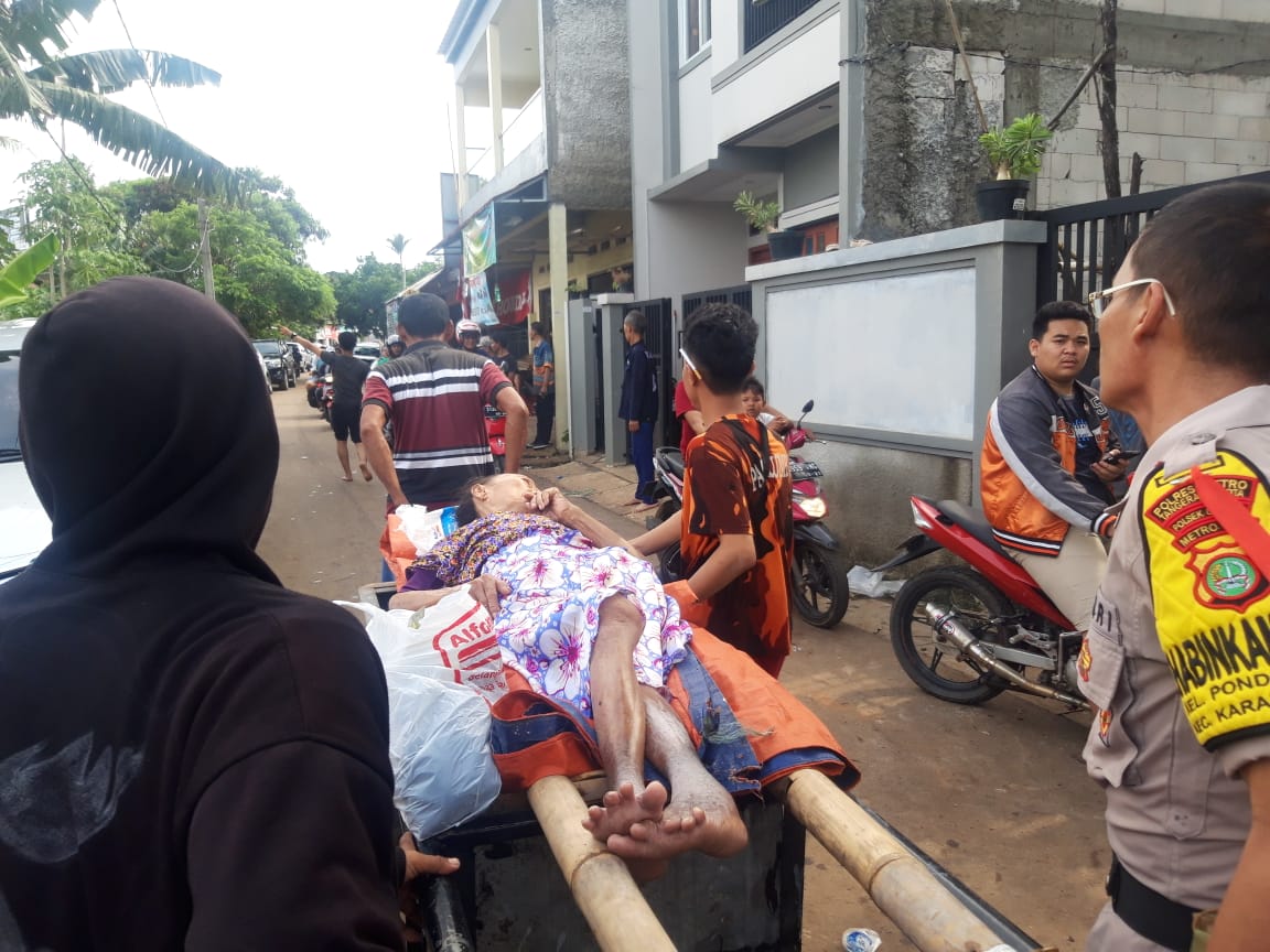 Para Korban Banjir di kompleks Pondok Bahar, Kecamatan Karang Tengah, Kota Tangerang.