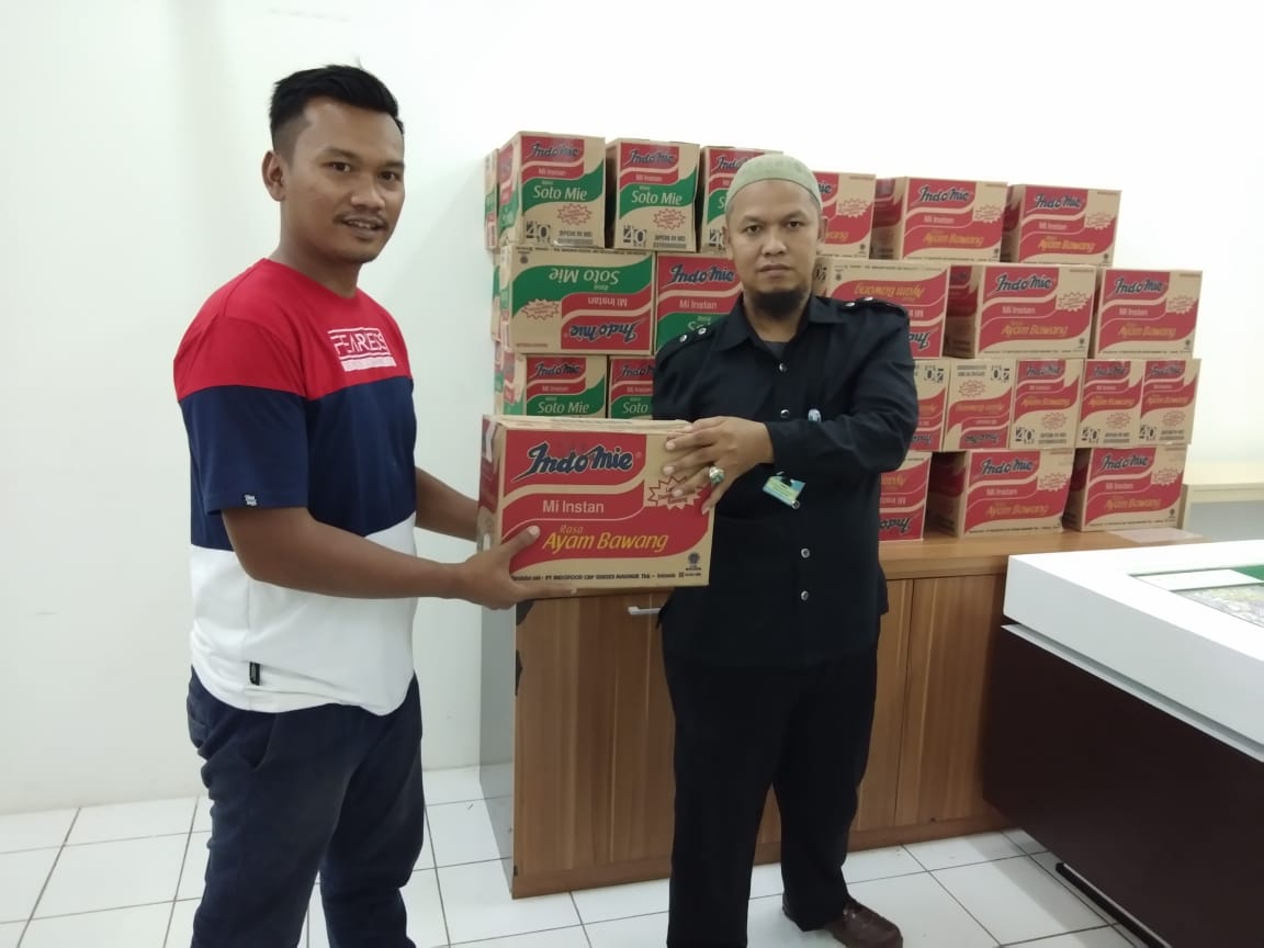 Direktur CV Clara Cipta Zulfahri Rangkuti saat memberikan bantuan logistik kepada para korban Banjir di Tangsel.