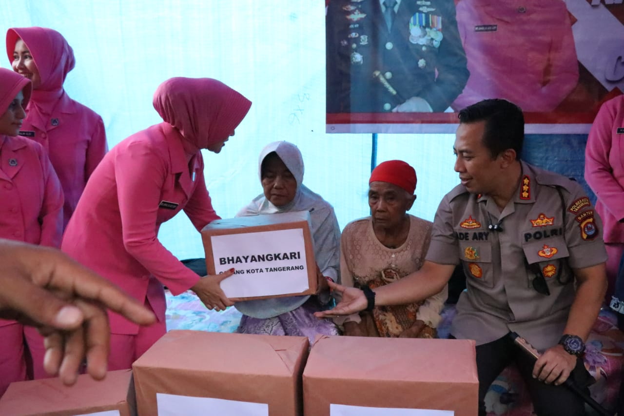 Kapolresta Tangerang Kombes Pol Ade Ary Syam Indradi bersama rombongannya saat meninjau lokasi banjir di Kampung Carenang, Kecamatan Cisoka, Kabupaten Tangerang.