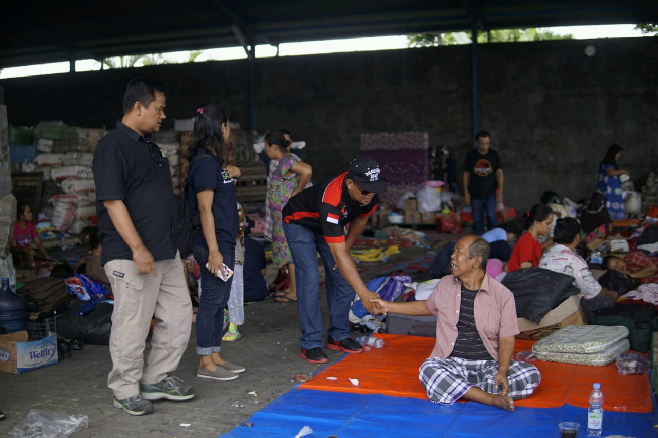 SPSI Gajah Tunggal bersama Yayasan Kalpati saat memberikan bantuan logistik kepada Korban Banjir Tangerang.