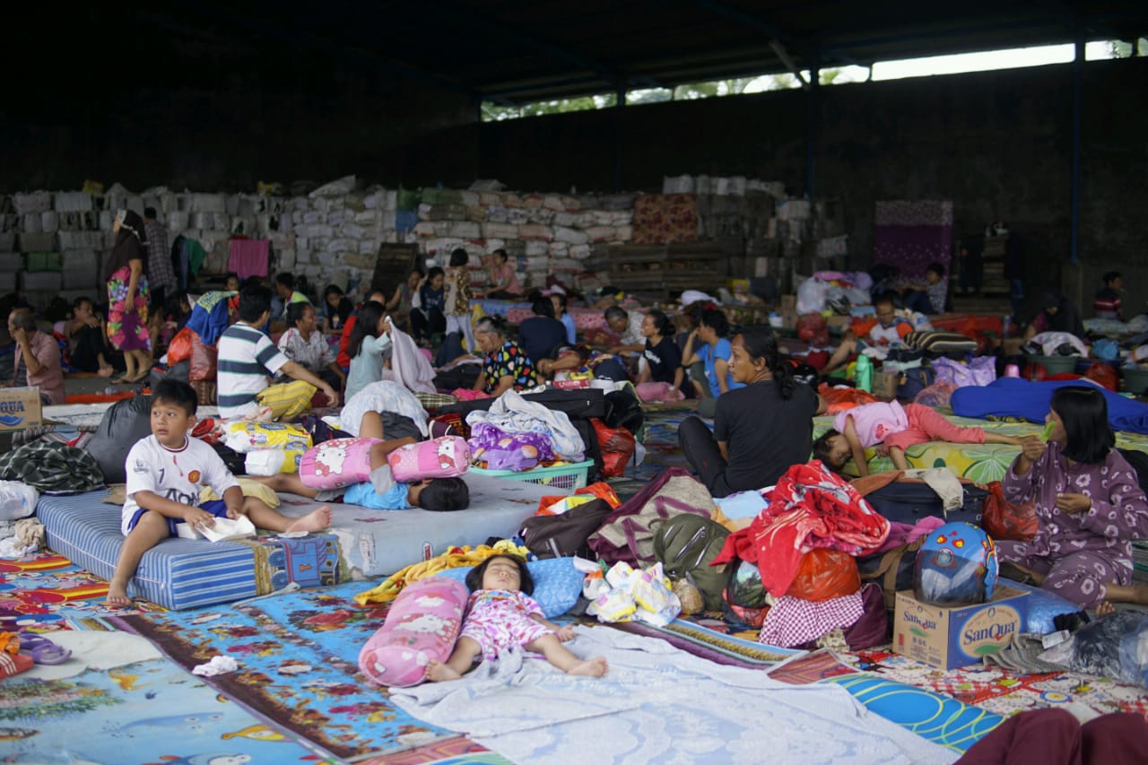 SPSI Gajah Tunggal bersama Yayasan Kalpati saat memberikan bantuan logistik kepada Korban Banjir Tangerang.