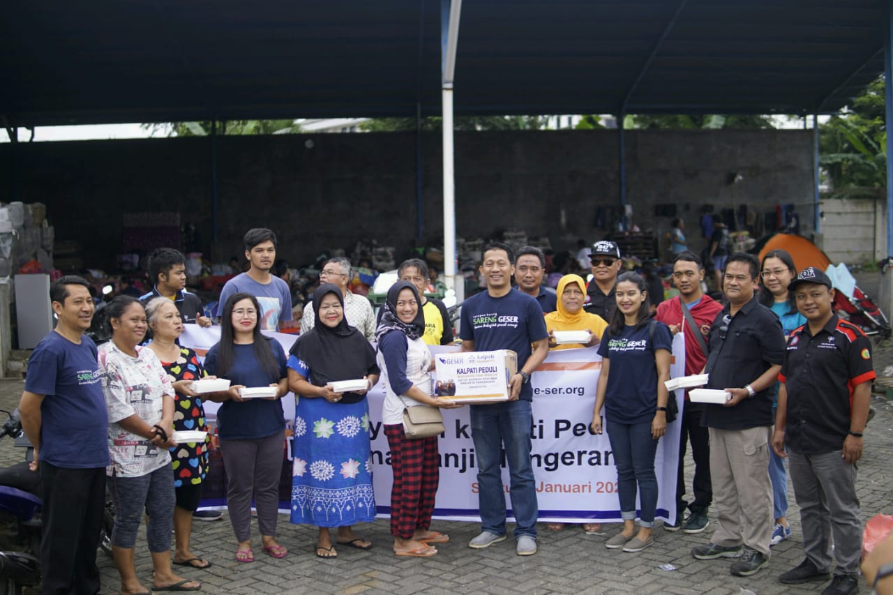 SPSI Gajah Tunggal bersama Yayasan Kalpati saat memberikan bantuan logistik kepada Korban Banjir Tangerang.