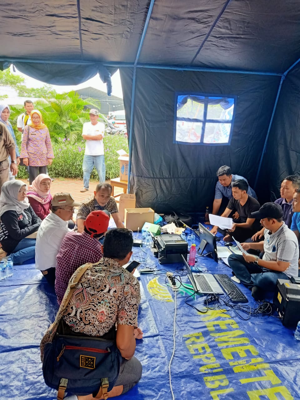 Para warga korban banjir saat menunggu pelayanan e-KTP di Teluknaga.