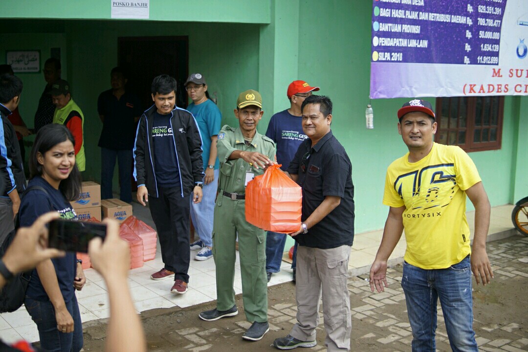 SPSI Gajah Tunggal bersama Yayasan Kalpati saat memberikan bantuan logistik kepada Korban Banjir Tangerang.